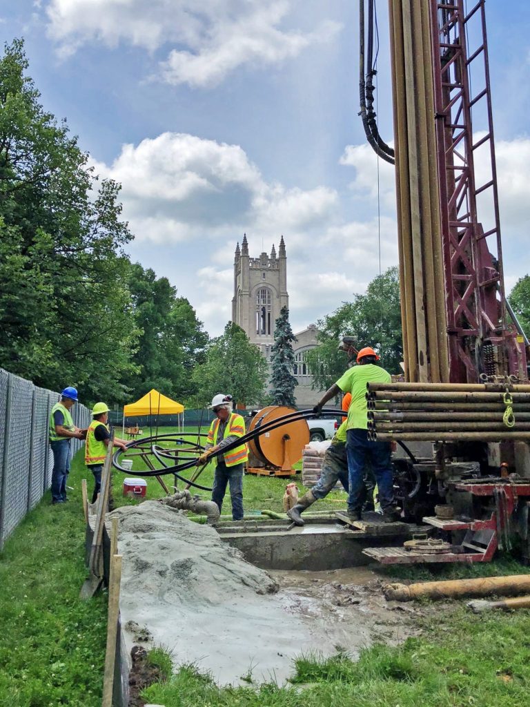 Trabajos de perforación geotérmica en el campus de Carleton College, junto a su capilla.